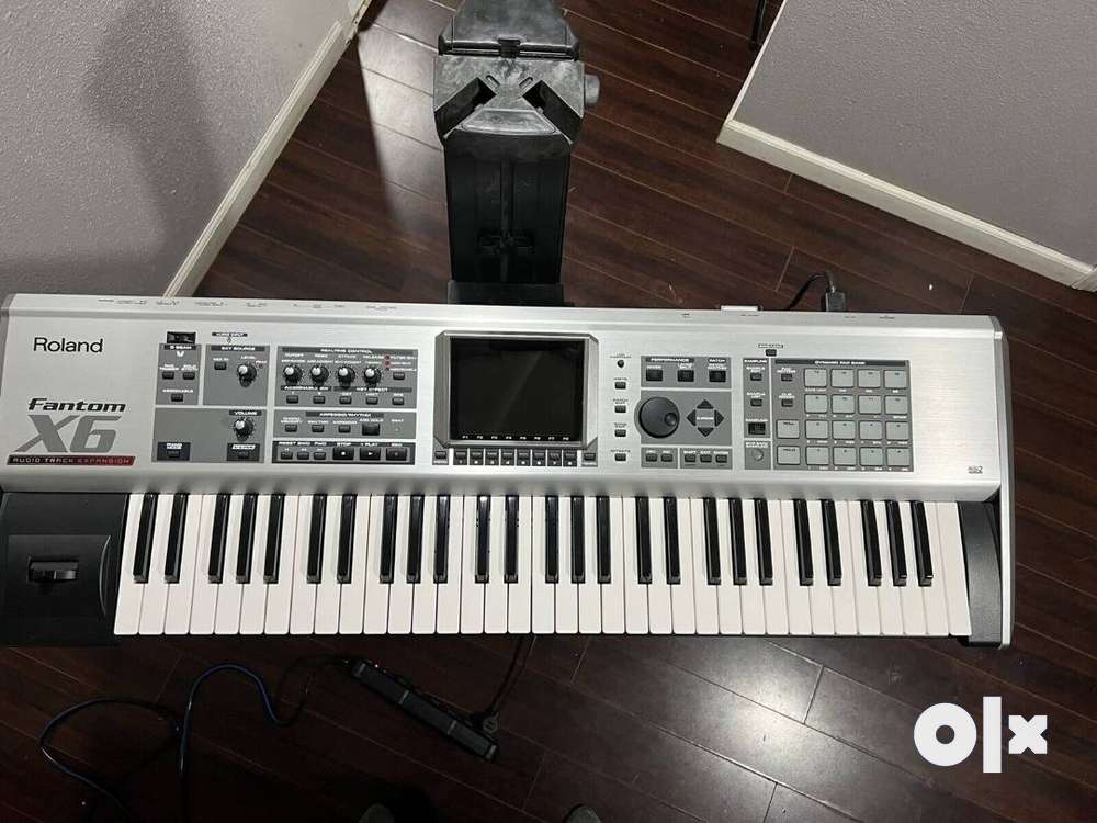 Roland Fantom-X6 - 61-Key Sampling Workstation Keyboard with 8-Track A