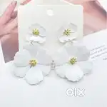 White flower earings and alloy bracelet