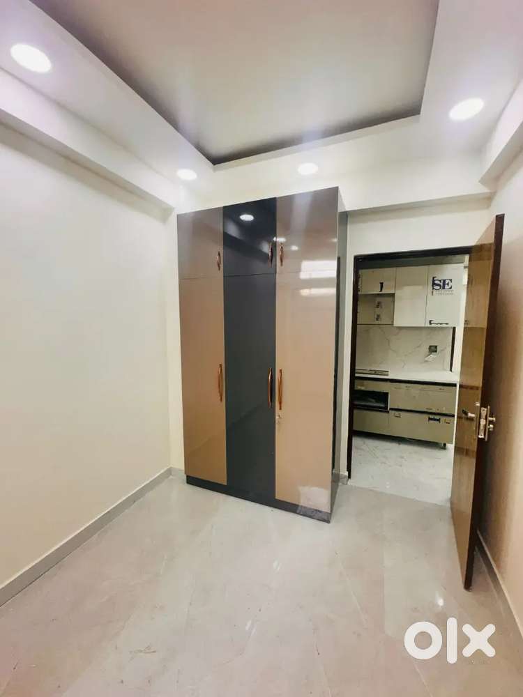 Beutiful 2 bhk flat ready to move near by Gaur City 2