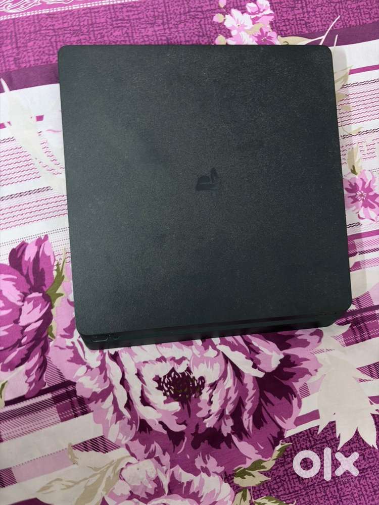 Plastation 4 jet black SLIM 1 TB storage with brand new condion