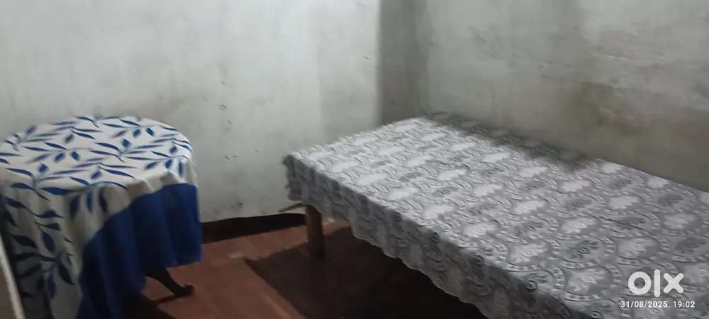 Separate Room for boy let bath common hai fafadhi chowk ne petrol pump