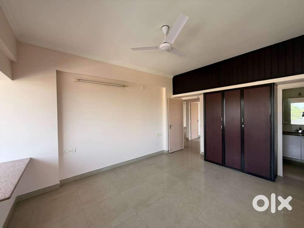 3bhk 1800 Sqft semi furnished flat for rent