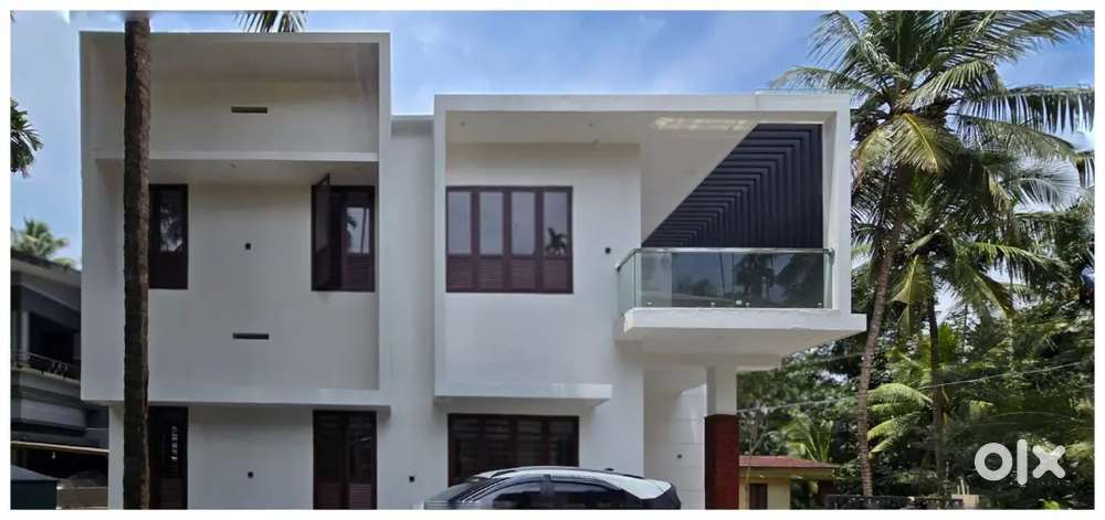 Modern style house with 6 cent land sale close to kunnamangalam town