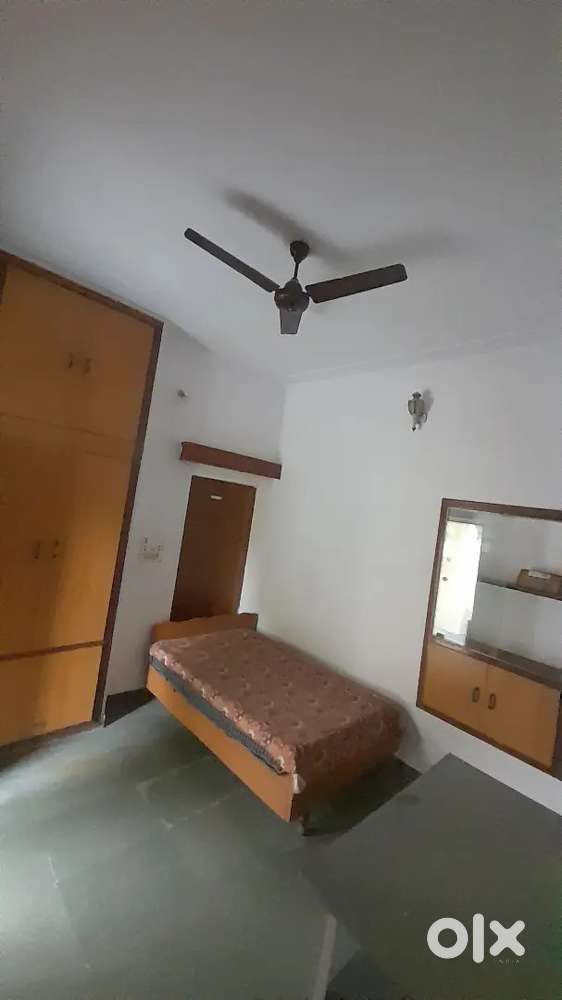 Full furnished room for working professionals