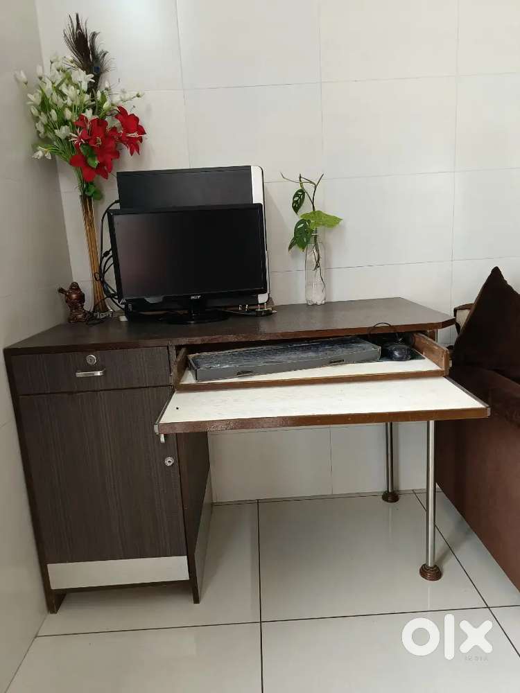 Computer and utility table