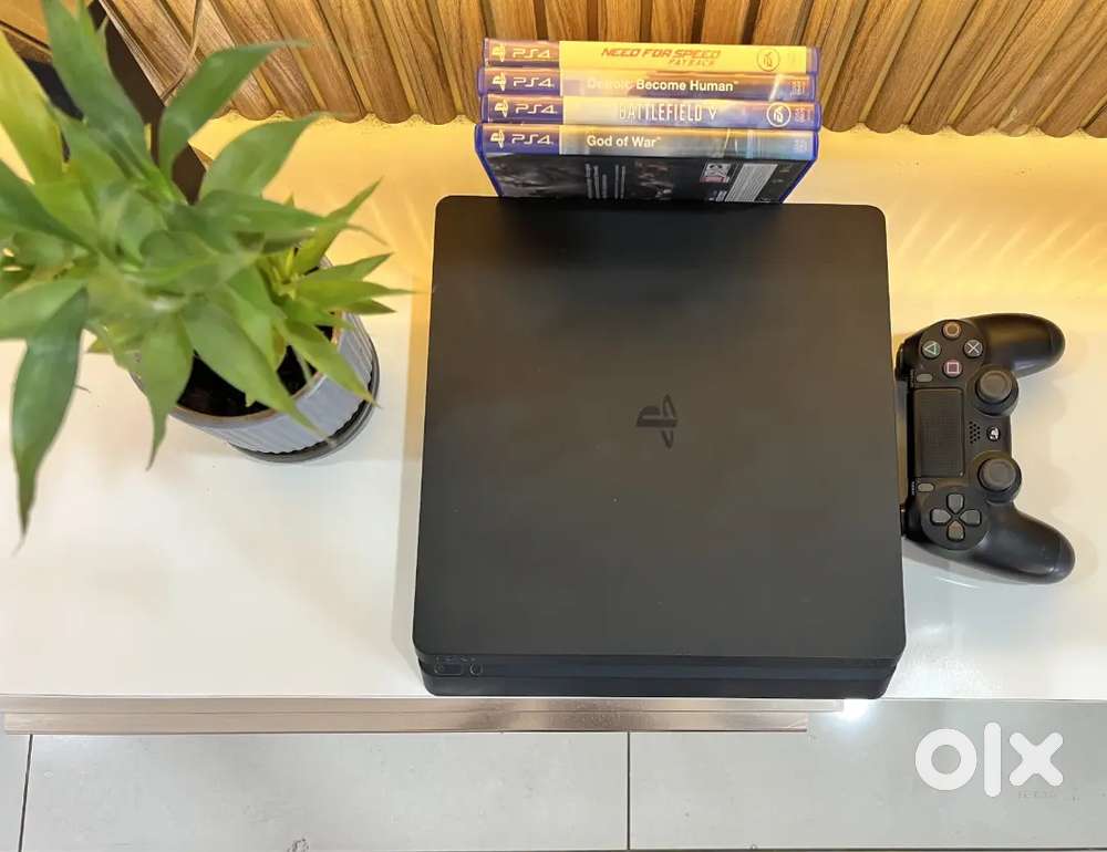 PS4 slim 500gb, controller, 4 games