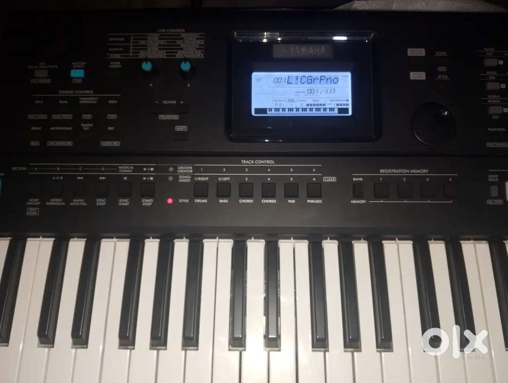 Yamaha PSR E473 keyboard