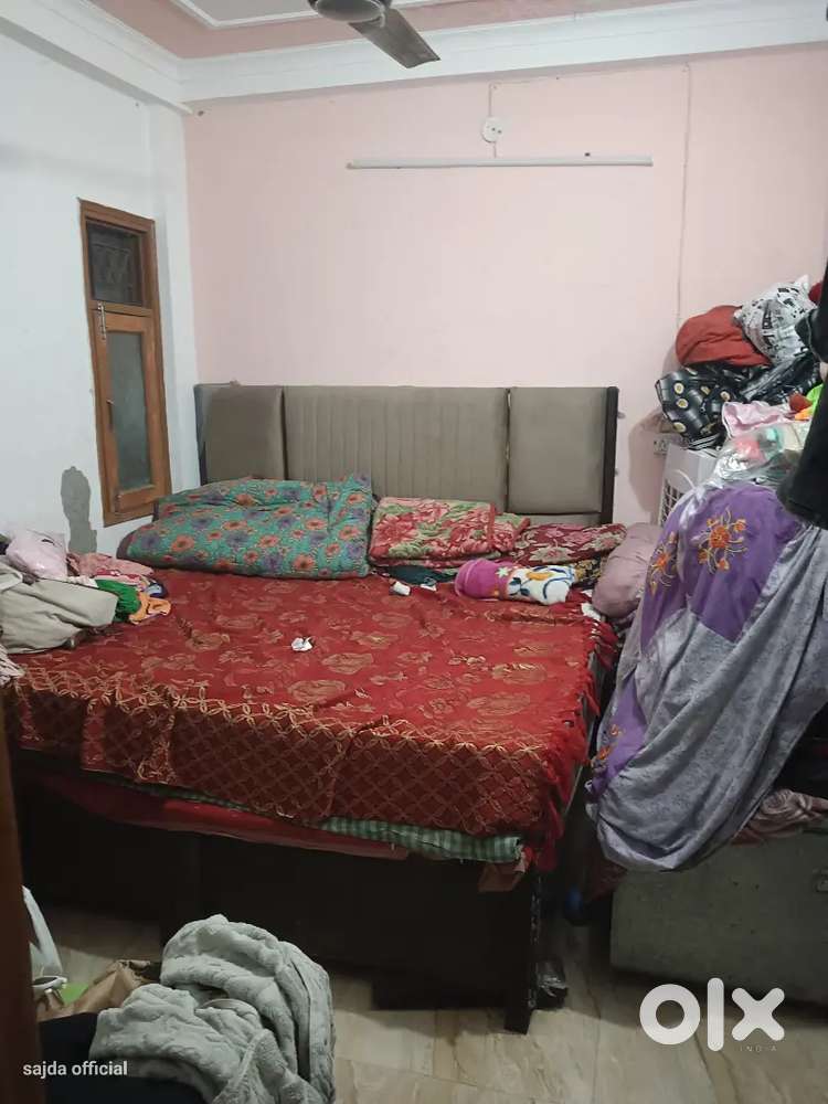 Only one single room nd 1 common toilet 1 kitchen