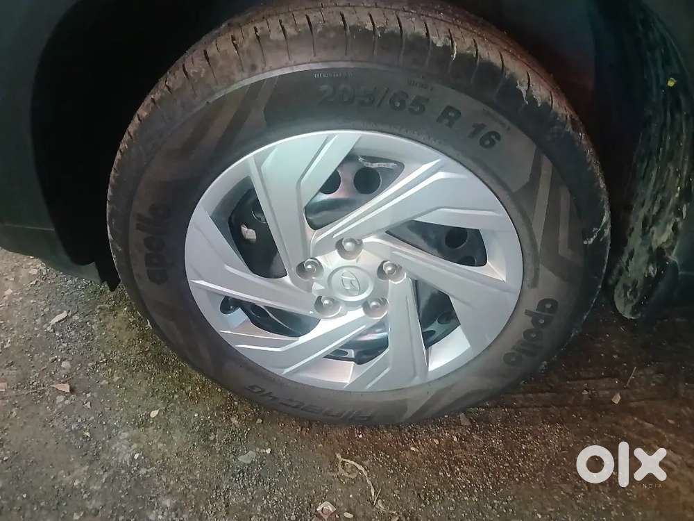 CAR RIM 16 INCH WITH APOLLO TYRES