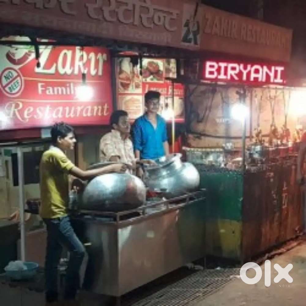 Mere shop ke liye biriyani banane wala chahiye