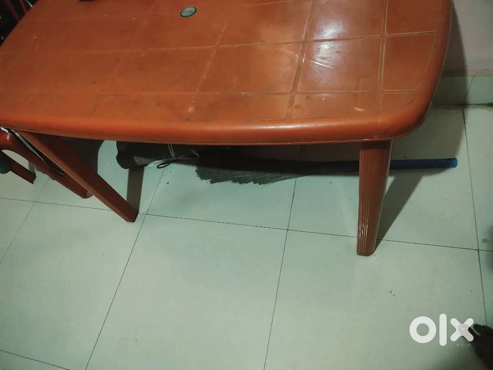 Suprime Dining table with chair set