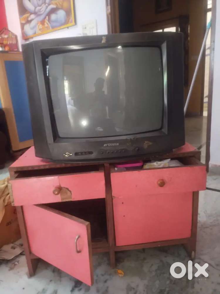 Colour TV sansue 21 with table urgent sales