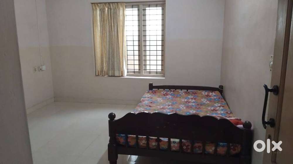 3 BHK INDEPENDENT HOUSE . SEMI FURNISHED . FOR FAMILY .
