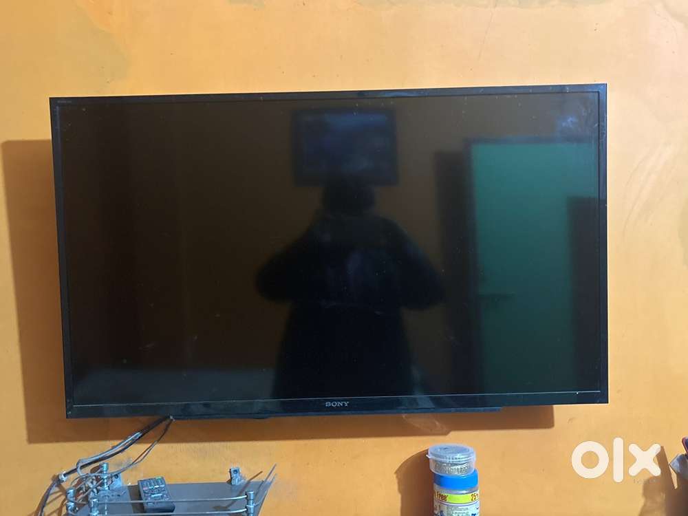 42 inch Tv Sony Bravia Very good confition still under warranty period