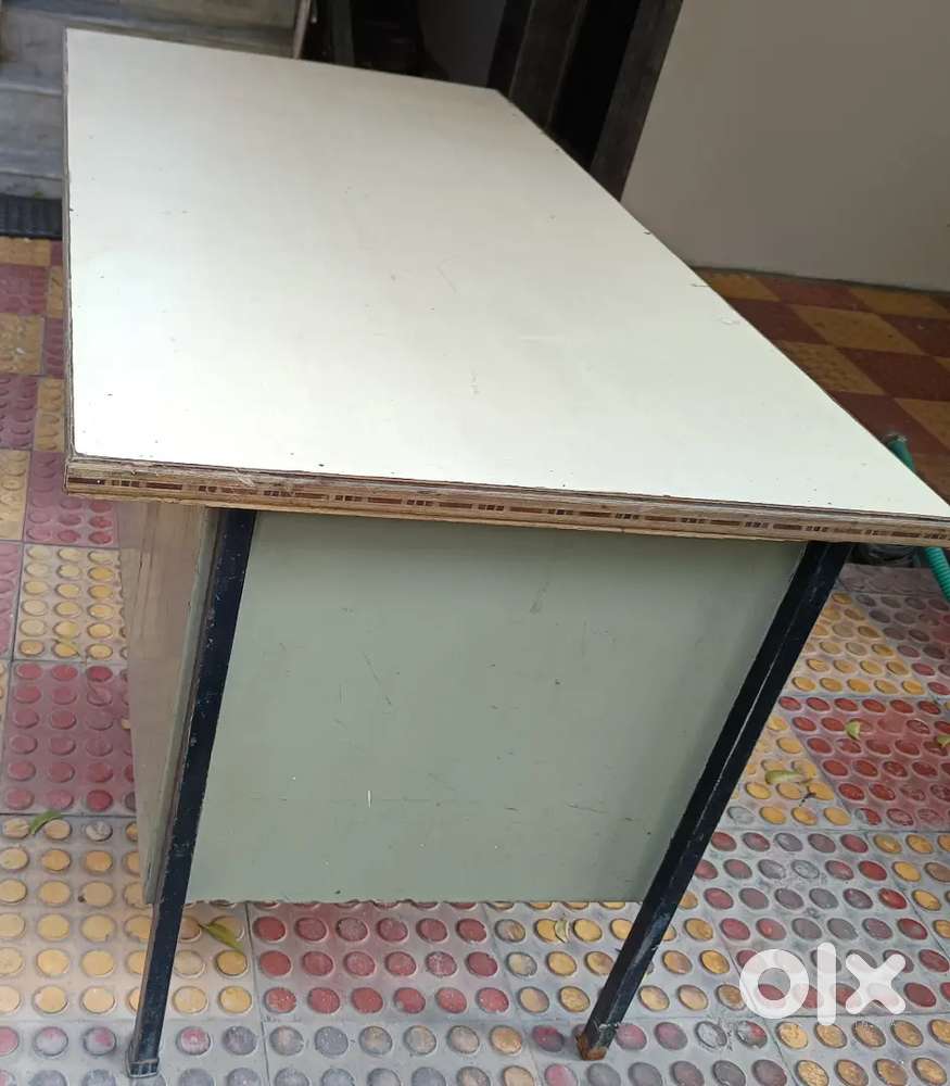 Business officer Table with two racks