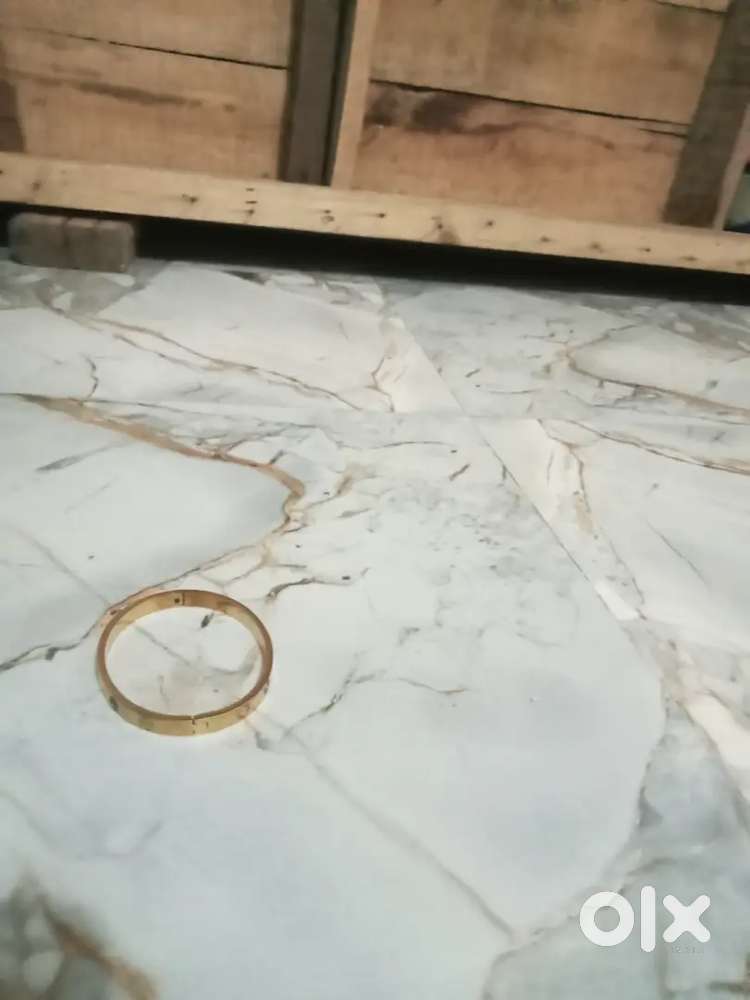 18 carat gold bracelet with four diamonds