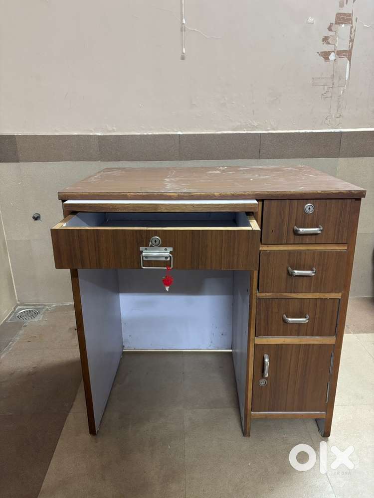 Computer table