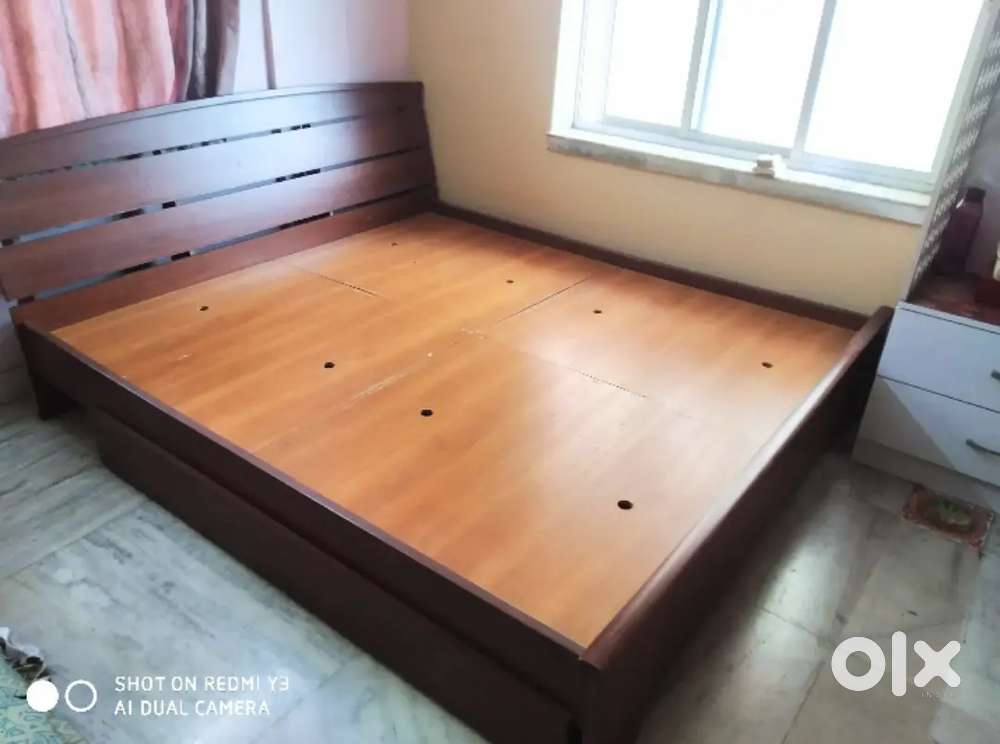 King size bed available for Rs. 18000