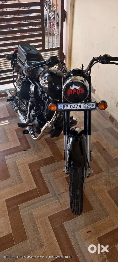 Bullet 350 standard.  5900 km chali bas.