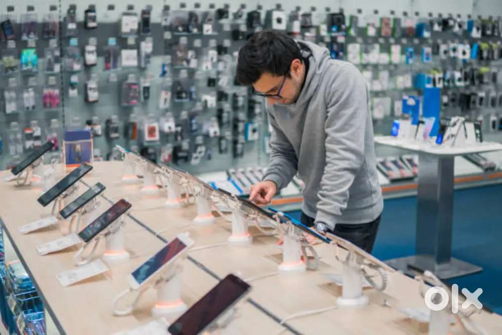 मोबाइल स्टोर में सेल्स ओर हेल्पर के लिए लड़के की जरूरत है