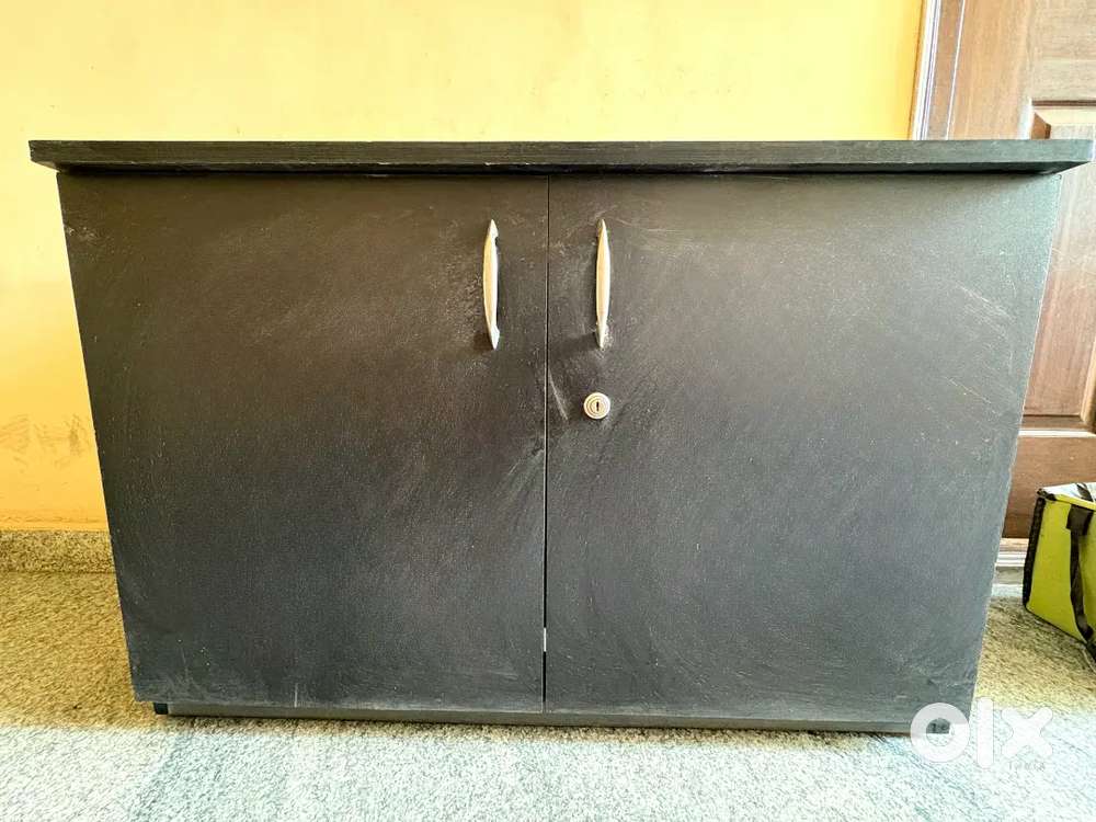 Shoe Cabinet with Lock and Stand in Excellent condition