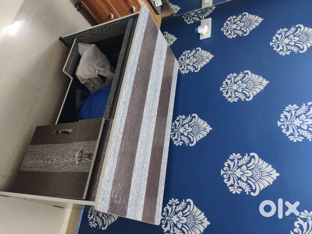 Computer table