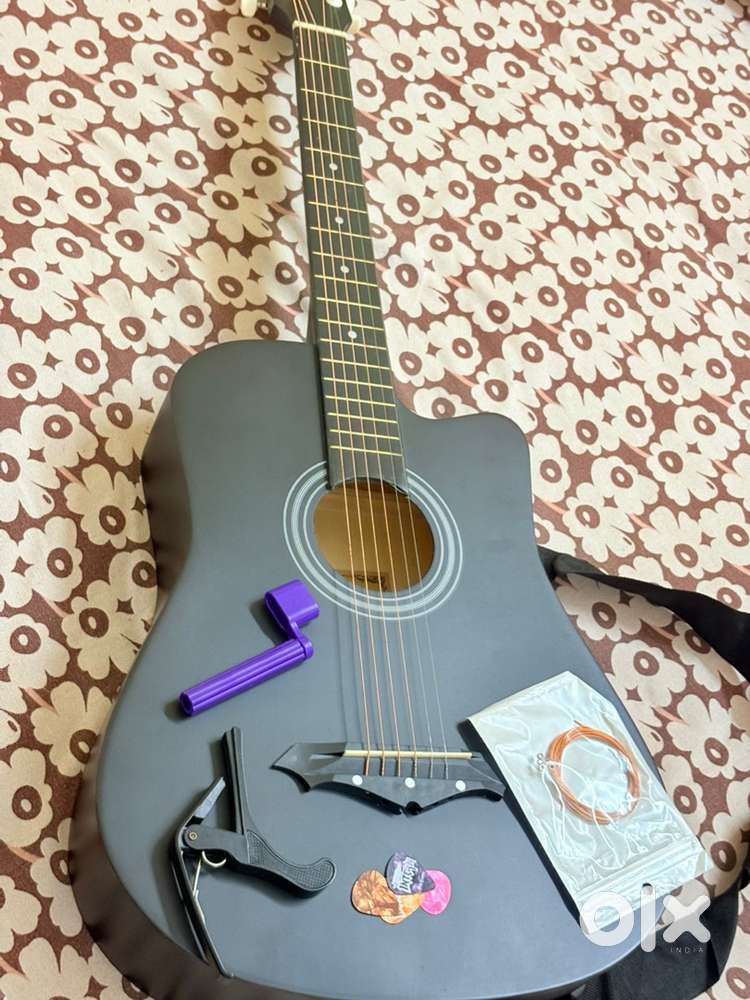 This guitar  in very good condition only in 2800
