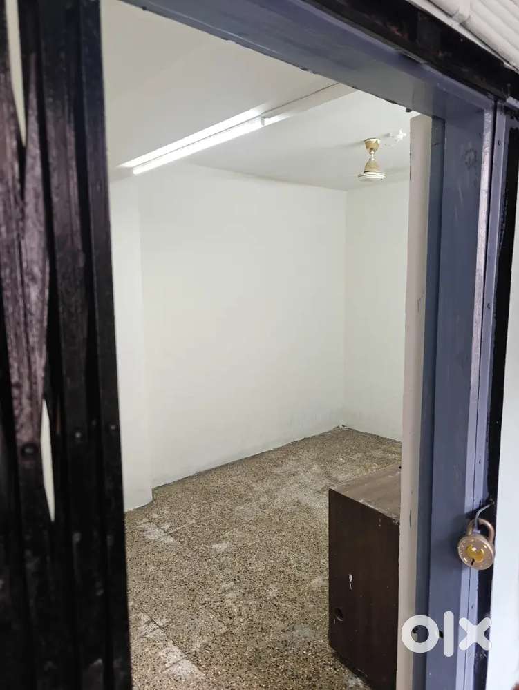 Office for rent in vakilwadi mg road