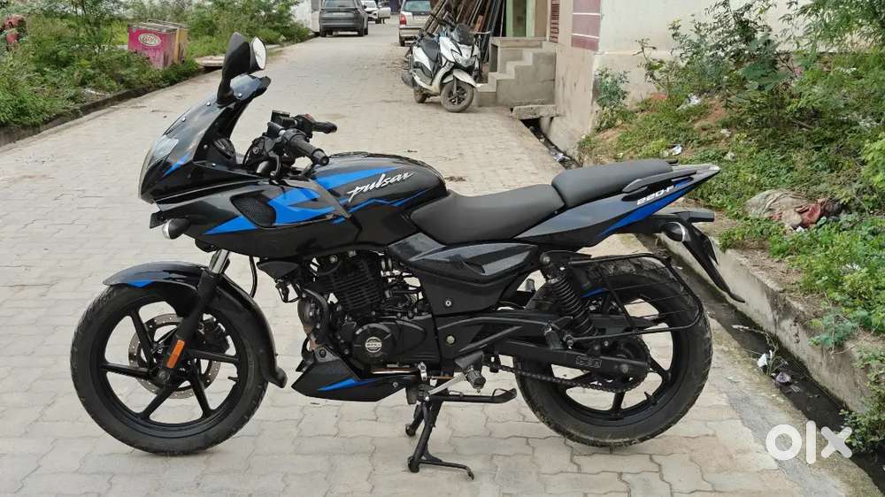 Bajaj Pulsar 220F   2023 model