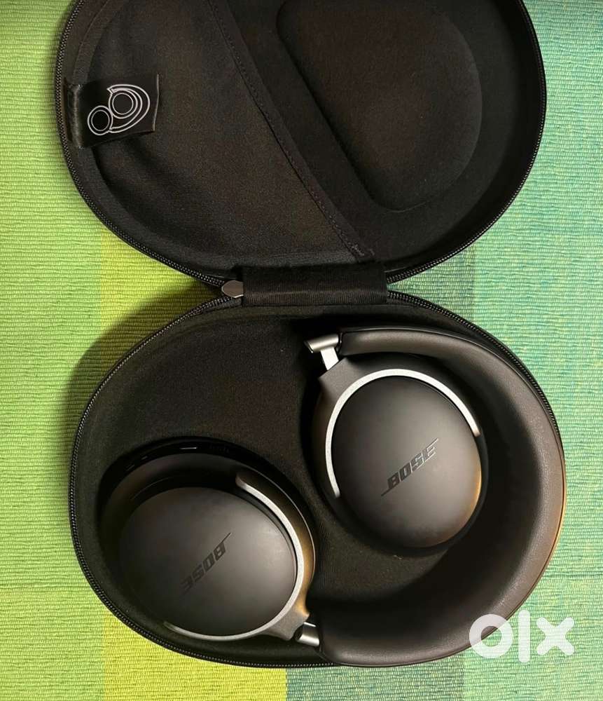 Bose Qc Ultra headphones black 2 months few time used under warranty