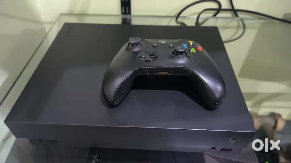 Xbox one X 1tb 4k like a new original condition with six games