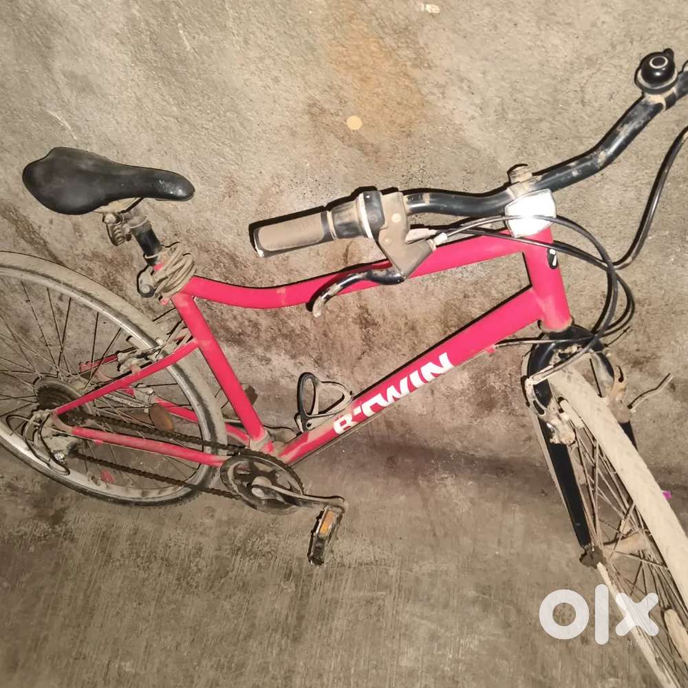 Red colour cycle and 6 gear sports cycle