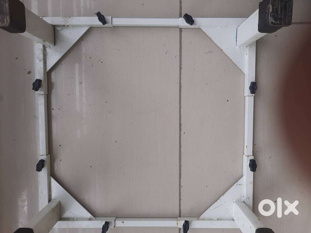 Wahing machine stand adjustable