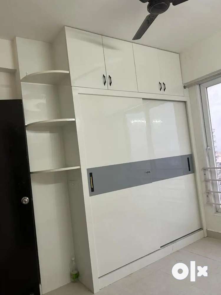 This is semi furnished unit in sector 76 suncity Avenue 76