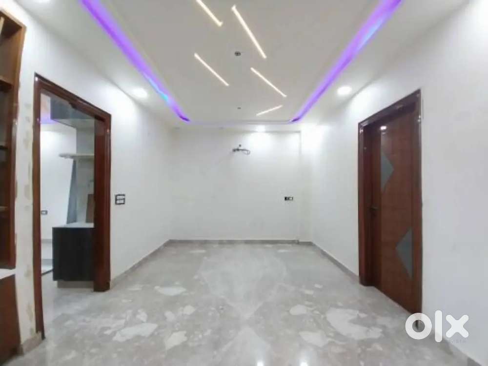 Flat Floor Shop in Rohini sector  15- 16-17 for Rent 3 rooms in 6000