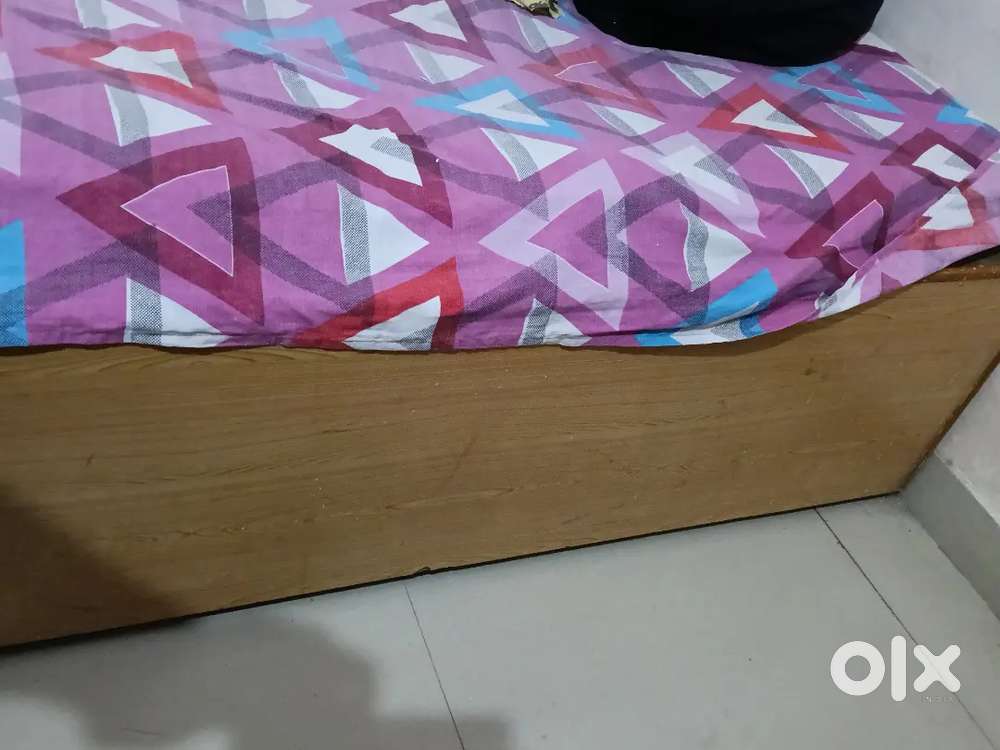 दो सिंगल बेड +  एक बड़ा स्टडी टेबल