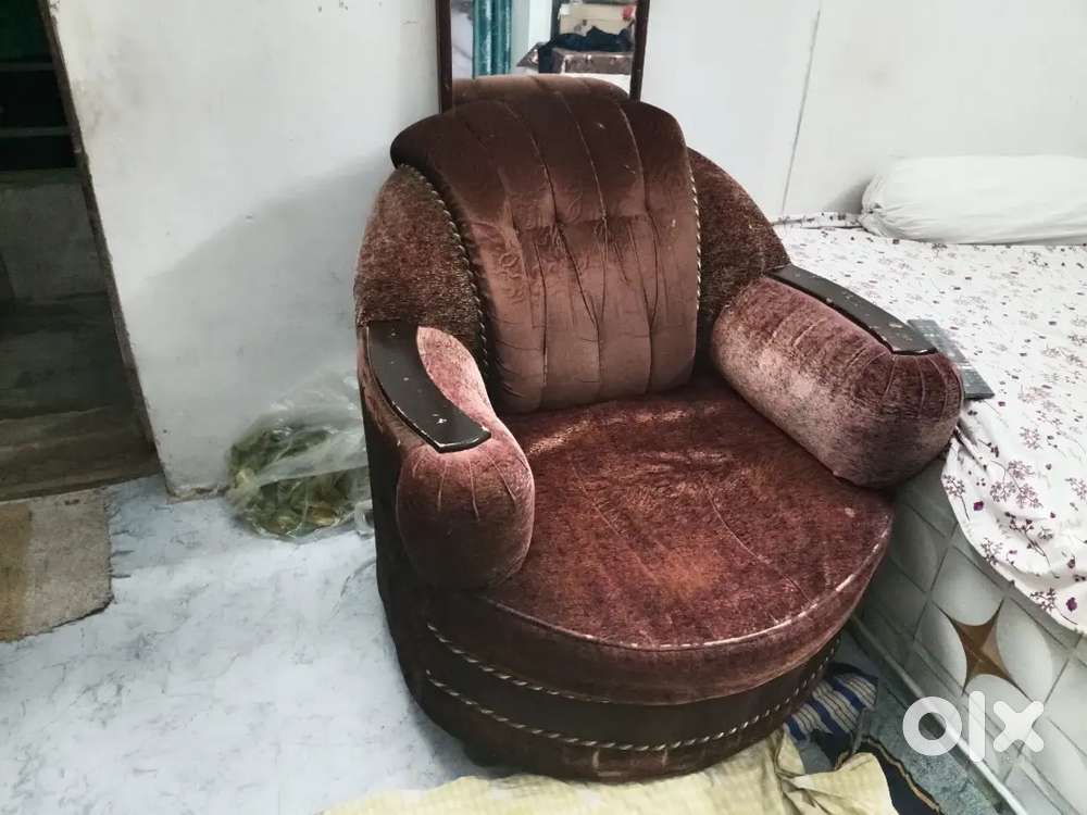 Five seater sofa set colour of brown.