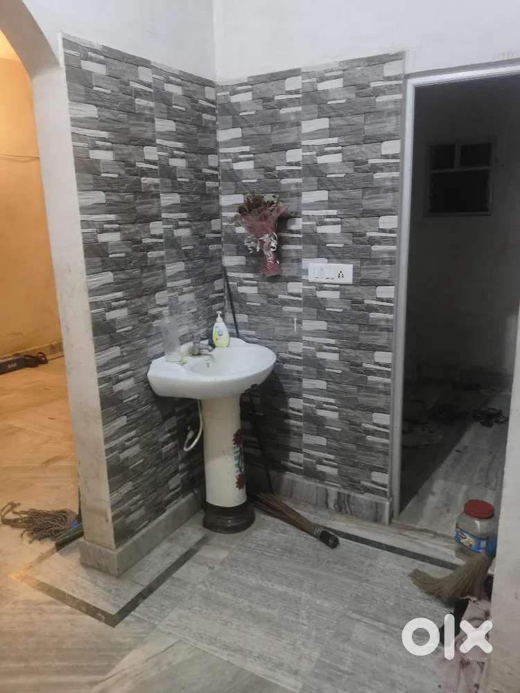 IN 3BHK ROOM AVILABLE 1 ROOM FOR BACHELORS BOY