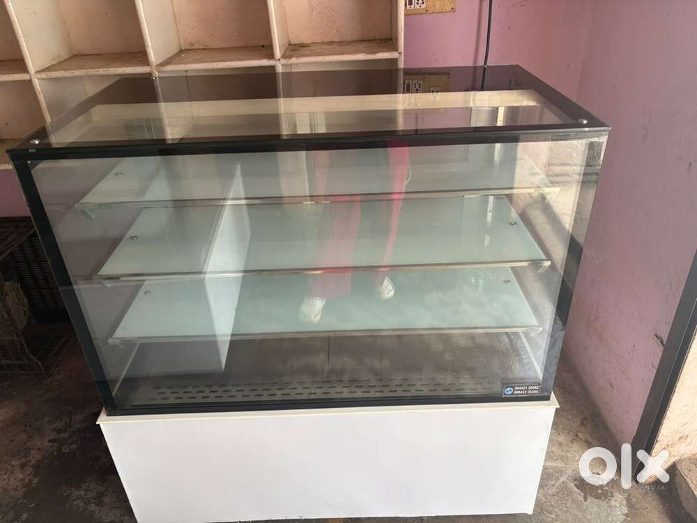  Cake Display Counter with Chiller (4x2x5) – For Sale!