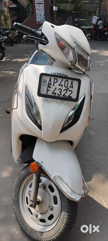 Single hand driving lady used