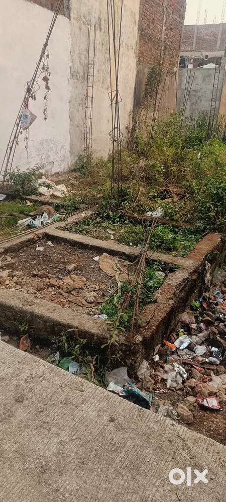 600 sq fit plot gaga nagar lal bilding ke just peeche