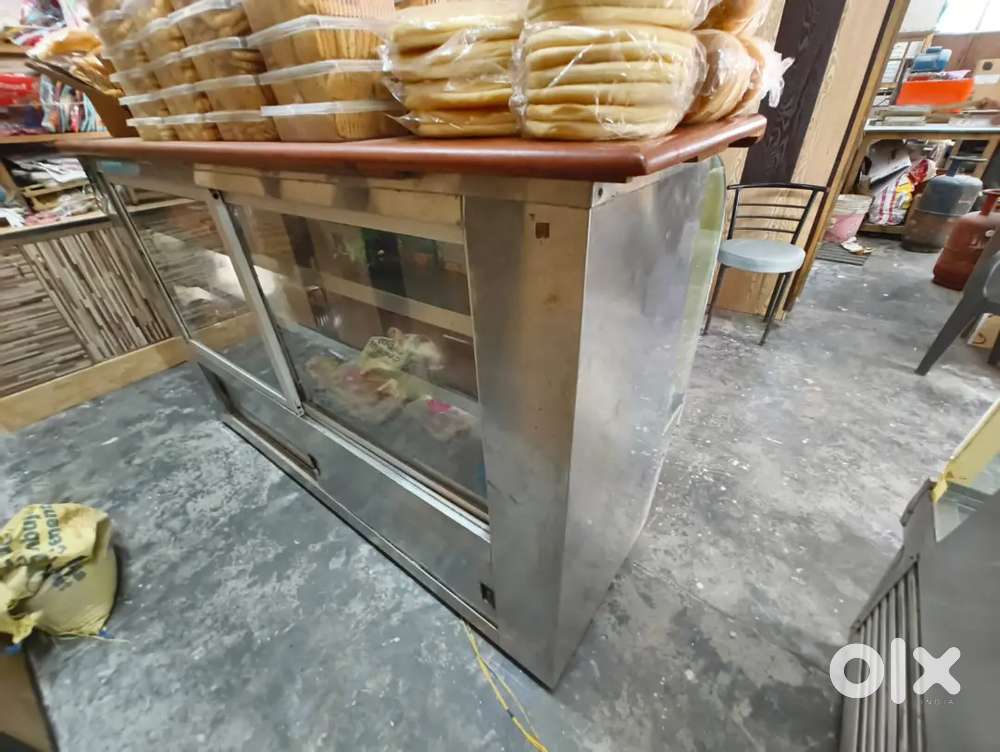 Do SS Gol sheeshe ke 6-6 ft lambe display counters bikau hain
