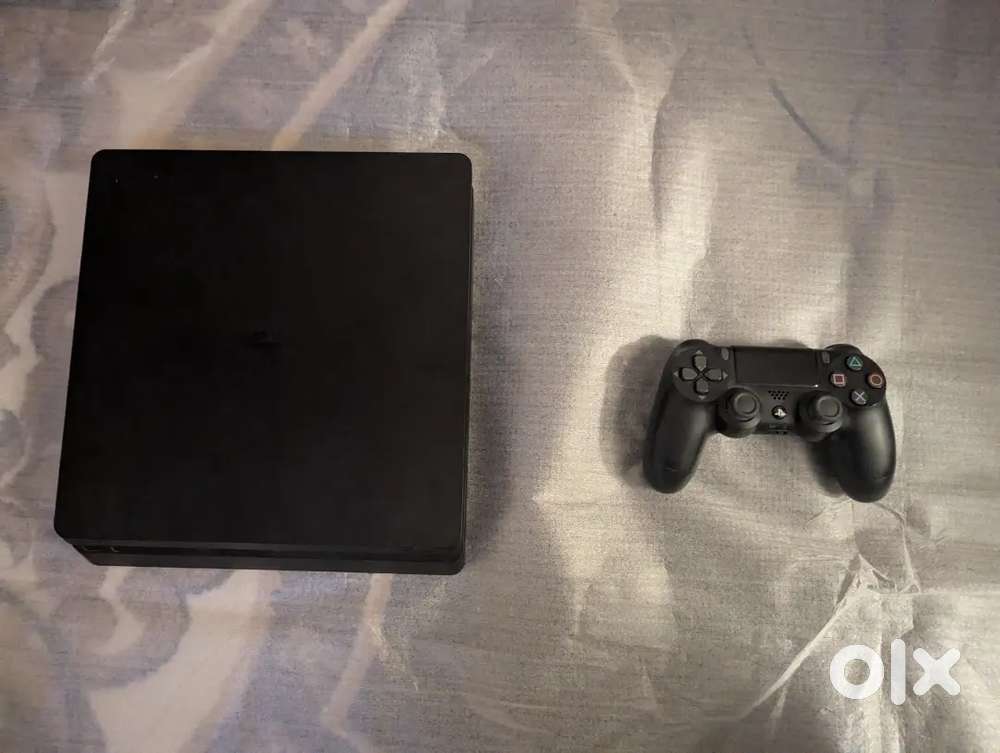PS4 Slim 500 GB Mint Condition with Games