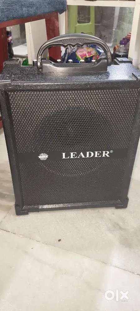 Leader speaker with mic