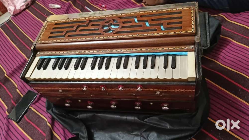 Old harmonium