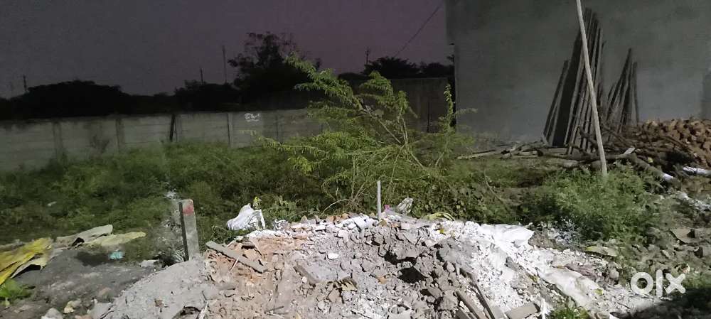 1050sqft corner plot foe sale