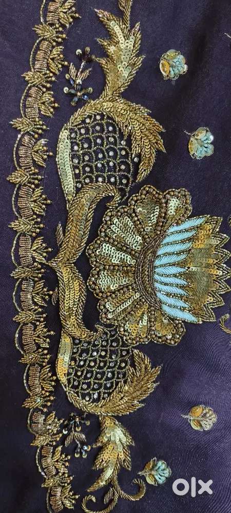 Zari hand work kaam k liye karigr chahiye...