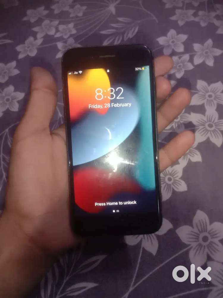 IPhone 7  (32gb) with box and original USB cable without phone bill