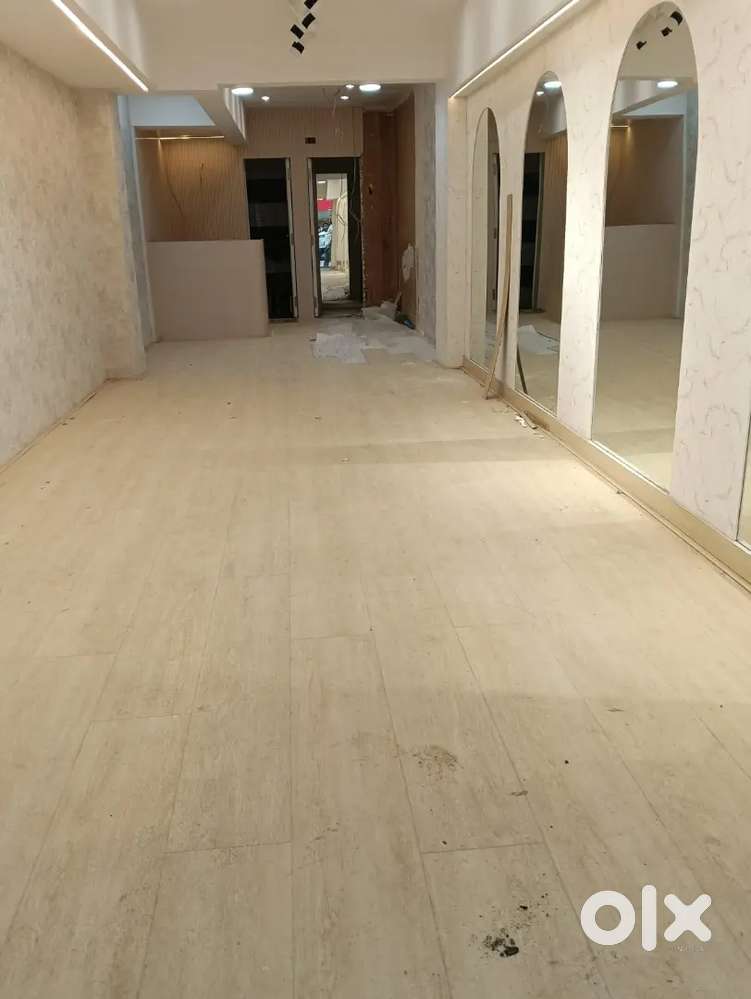 SHOP FOR RENT LOKHANDWALA MARKET  CARPET AREA 400 RENT  2.90 LAKH