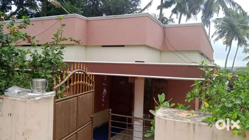 6.2/1 cent 1250 sq vellayani kurumi Road good house